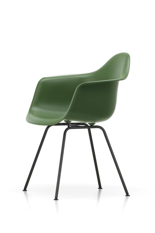 Der Designklassiker aus dem Jahr 1950 zählt zu den ersten, industriell aus Kunststoff gefertigten Stühlen von Charles und Ray Eames. Mit der körpergerecht geformten Sitzschale sorgt er auch nach Stunden für angenehmen Sitzkomfort – perfekt also für einen langen Arbeitstag. Die Version aus Fiberglass ist als «Eames Fiberglass Armchair DAX» ab Januar 2020 erhältlich. Vitra.