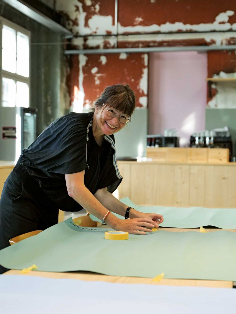 Vor über 20 Jahren entwarf Alexa Blum ihre erste Kollektion für das Familienunternehmen in Altbüron. Mit der neuen Kollektion «Swisscraft» hat sie Natur­verbundenheit zeitgemäss, poetisch und fein inter­pretiert. Foto: Lucca Blum.