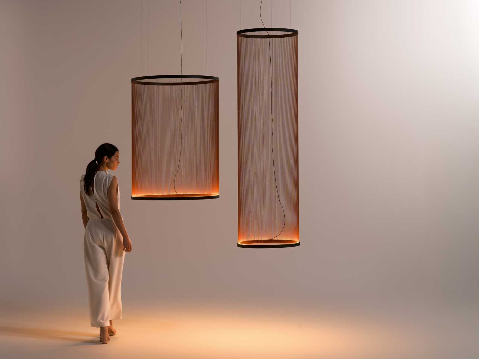 Leichte, dynamische Lichtskulpturen aus Fäden, die sich in der Kollektion «Array» in unterschiedlichen konischen und zylindrischen Silhouetten präsentieren, schaffen mit schimmernden Effekten eine eindrucksvolle Raumatmosphäre. Design: Umut Yamac.