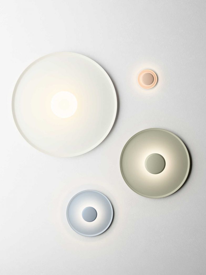 «Top» von Ramos & Bassols fasziniert durch weiche Kugelformen und warmes Licht. Die an ein Bullauge erinnernde LED-Leuchte reflektiert ihr Licht in konzentrischen Kreisen und erzeugt so einen harmonischen Halo-Effekt.