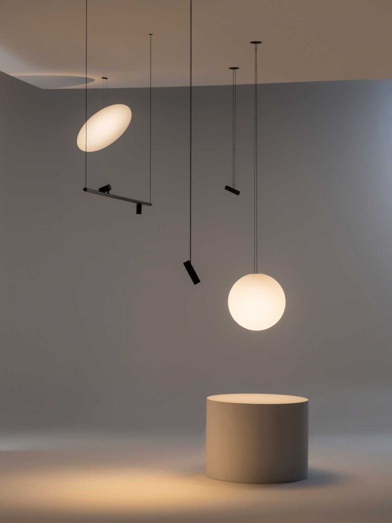 Die minimalistische Struktur und die ­charakteristische Stange der Leuchte «Circus» erinnern an die Dynamik eines Trapezakts und sorgen durch die ausgewogene Kombination von Spots und Diffusoren für blendfreies Licht. Design: Antoni Arola.