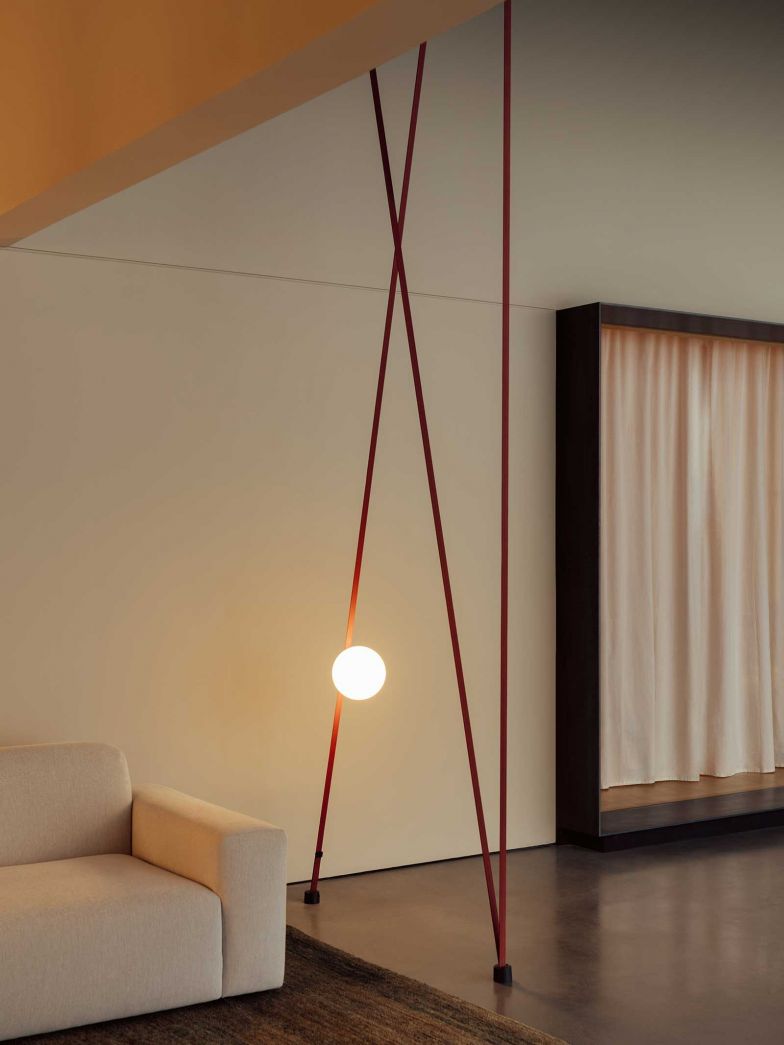 Bei Vibia wird Design Thinking praktiziert: Durch die Zusammenarbeit mit DesignerInnen und ArchitektInnen entstehen neue Ansätze im Beleuchtungsprozess. «Plusminus» von Stefan Diez ist eine solche innovative Kollektion, bei der Strom durch textile Bänder fliesst und das Licht auf fast magische Weise im Raum verteilt wird.