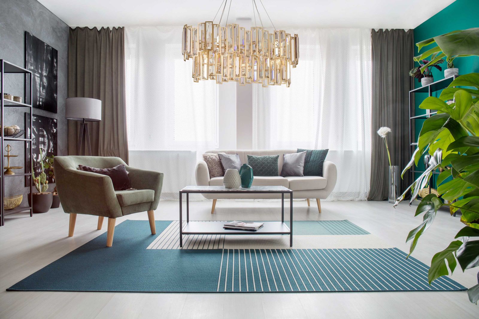 Die grosse Pendelleuchte «Luxor, oval» besticht mit ihrer zeitlosen Eleganz und verleiht dem Raum einen Hauch von Glamour.