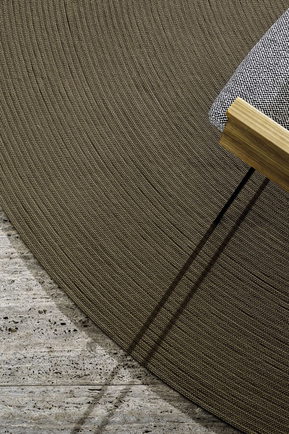 Ein Teppich für den Aussenbereich? Die gewebte Netzstruktur von «Avery» macht’s möglich, da sie Durchlässigkeit und Atmungsaktivität verbessert. Design: Minotti Studio.