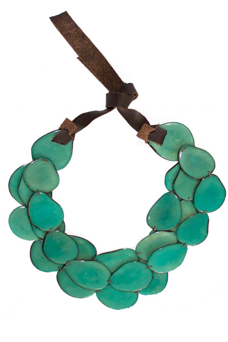 In ihrer Form, Farbe und Härte steht die Steinnuss echtem Elfenbein in nichts nach. Die Schönheit der sogenannten Tagua, der in Mittel- und Südamerika heimischen Steinnusspalme, kommt als handgefertigte Kette in verschiedenen Farben (hier in leuchtendem Aqua) besonders zur Geltung. Atelier Avanzar.