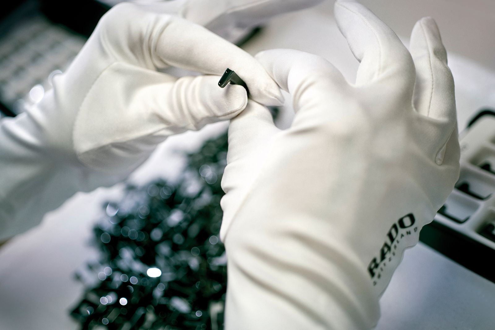 Rado investiert viel in die Forschung und Entwicklung sogenannter Hochleistungsmaterialien, insbesondere verschiedene Hightech-Keramikarten und Ceramos, aus denen die «Swiss made»-Uhren gefertigt werden. 