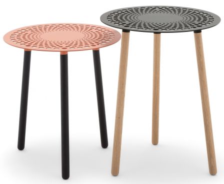 Ob im Liegen oder im Sitzen, man braucht ein Tischchen, das assistiert. Der Accessoire-Tisch «Rolf Benz 927» ist genau dieser mobile Assistent. Neu vorgestellt an der imm cologne 2019.