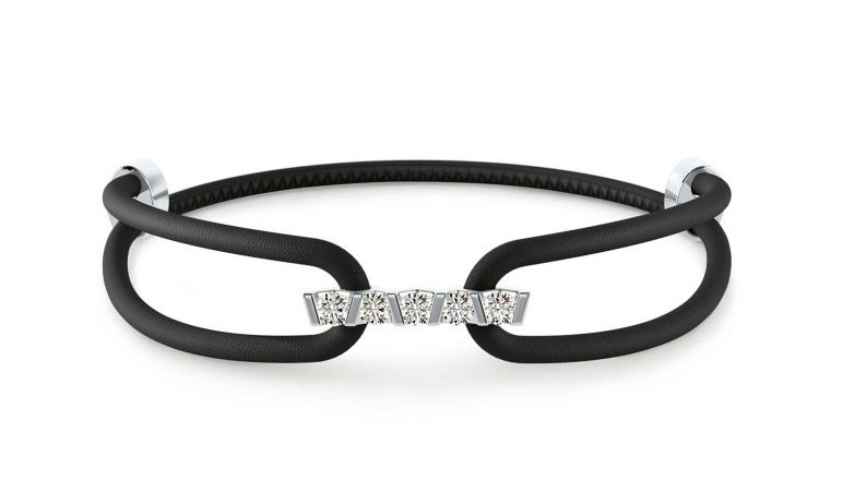 Das Armband «Vivida» setzt Diamanten scheinbar schwerelos in Szene. Der filigrane Anhänger spielt mit Licht und Perspektive, während das in verschiedenen Farben erhältliche Lederband dem Design eine entspannte Modernität verleiht. Ein Schmuckstück, das mit architektonischer Klarheit, feinem Glanz und überraschender Wandelbarkeit Akzente setzt. niessing.com