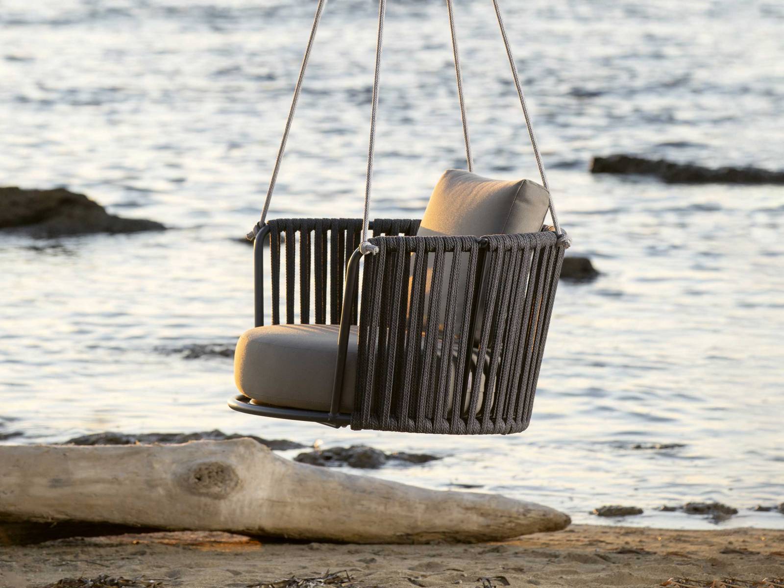«Granada» bekommt Zuwachs: Der Hängesessel erweitert die Sitzmöbelkollektion und setzt dabei auf bewährte Materialien wie wetterfestes Geflecht und galvanisch verzinkten Stahl, aber auch auf das Design der gleichnamigen Outdoormöbel. HUNN.