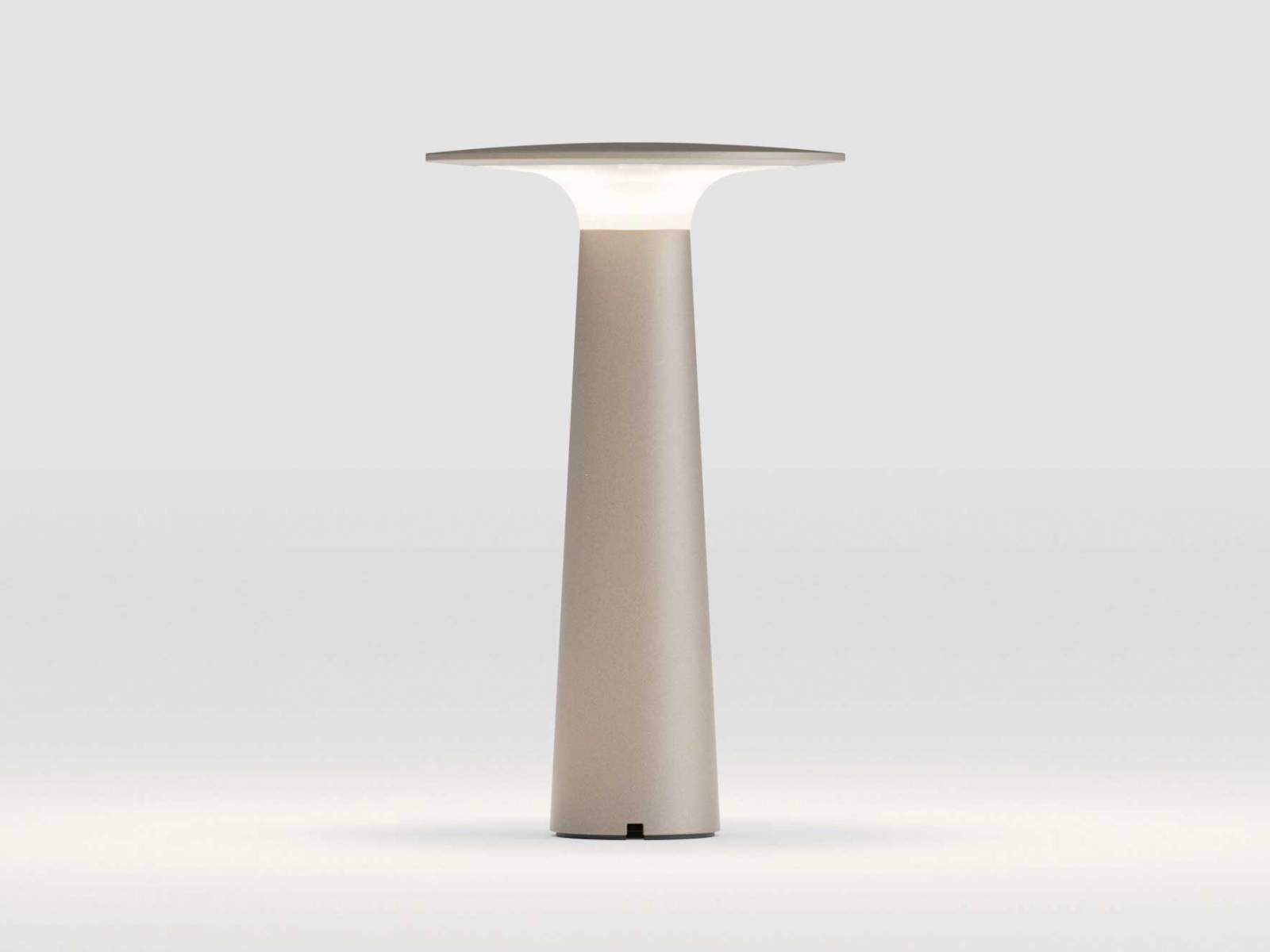 «Lix» von IP44 präsentiert sich leicht kegelförmig mit einer blendfreien und dimmbaren LED-Lichtquelle, die wie ein flacher Hut aufsitzt. In vier Lackierungen auch bei Tageslicht ein Hingucker. Design: Klaus Nolting. LICHTTEAM.