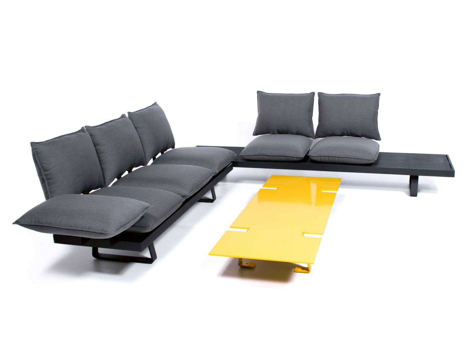 Minimalistisch im Design, funktional in der Verwendung ist das modulare, leichtfüssige Sofa «L01», das es in sechs verschiedenen Längen und mit Kissen gibt, die dank cleverer Technologie permanent im Freien bleiben können. Passend dazu ein niedriger Beistelltisch aus Metall. Von Volkerweiss, erhältlich über: AUTOMATISCHE SONNENSEGEL.