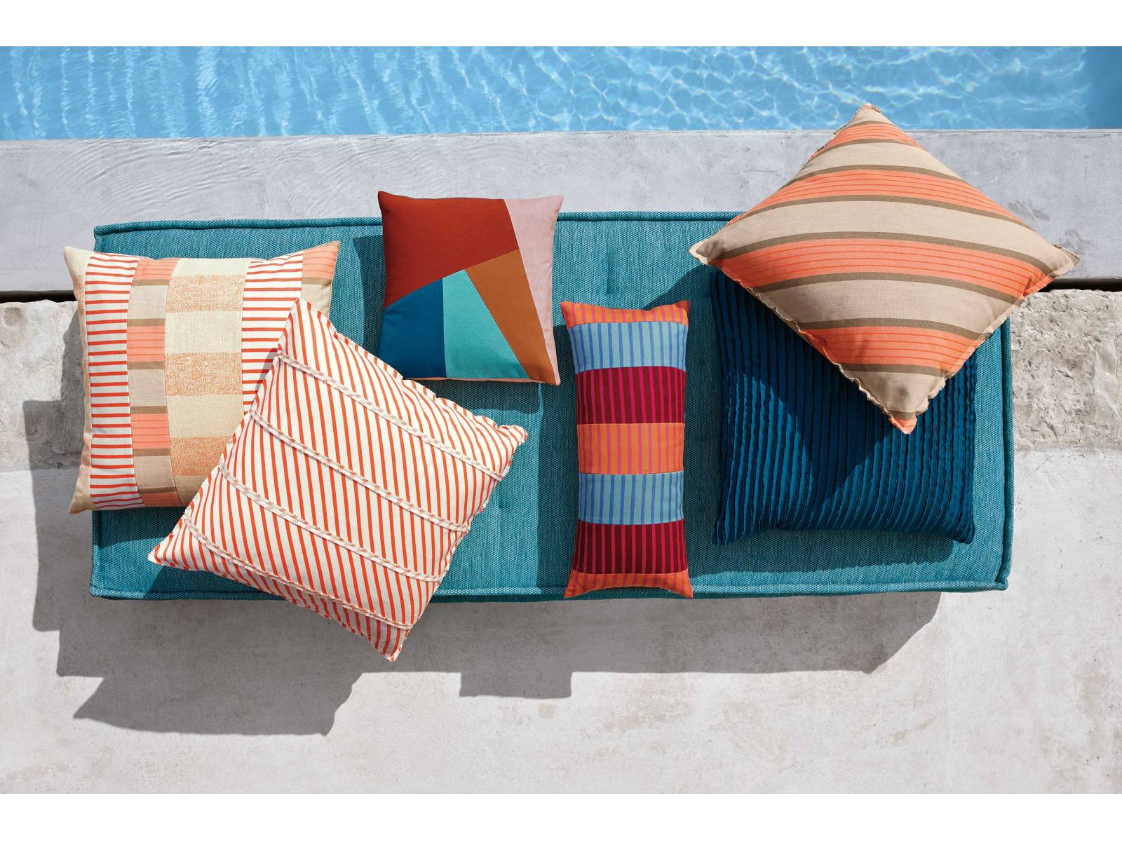 Lassen keine Wünsche offen, weder hinsichtlich Design und Farben noch in puncto Qualität: Die Stoffe des Unternehmens sind so beschaffen, dass sie perfekt für Polstermöbel, Kissen und Vorhänge für den Outdoorbereich eingesetzt werden können. SUNBRELLA.