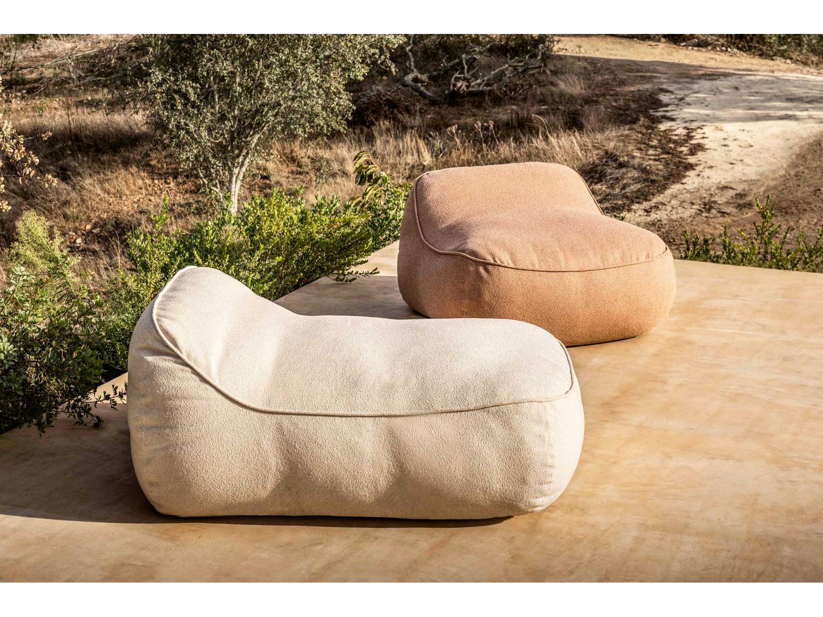 Stilvoll lässt es sich auf «Evora» chillen. Den weichen Sitzsack gibt es in zwei Grössen und den drei Farben Altrosa, Beige und Rauchgrau. Der wasserfeste Bezug sorgt für absolute Wetterfestigkeit und verleiht dem Material das wolkige Design. HUNN.