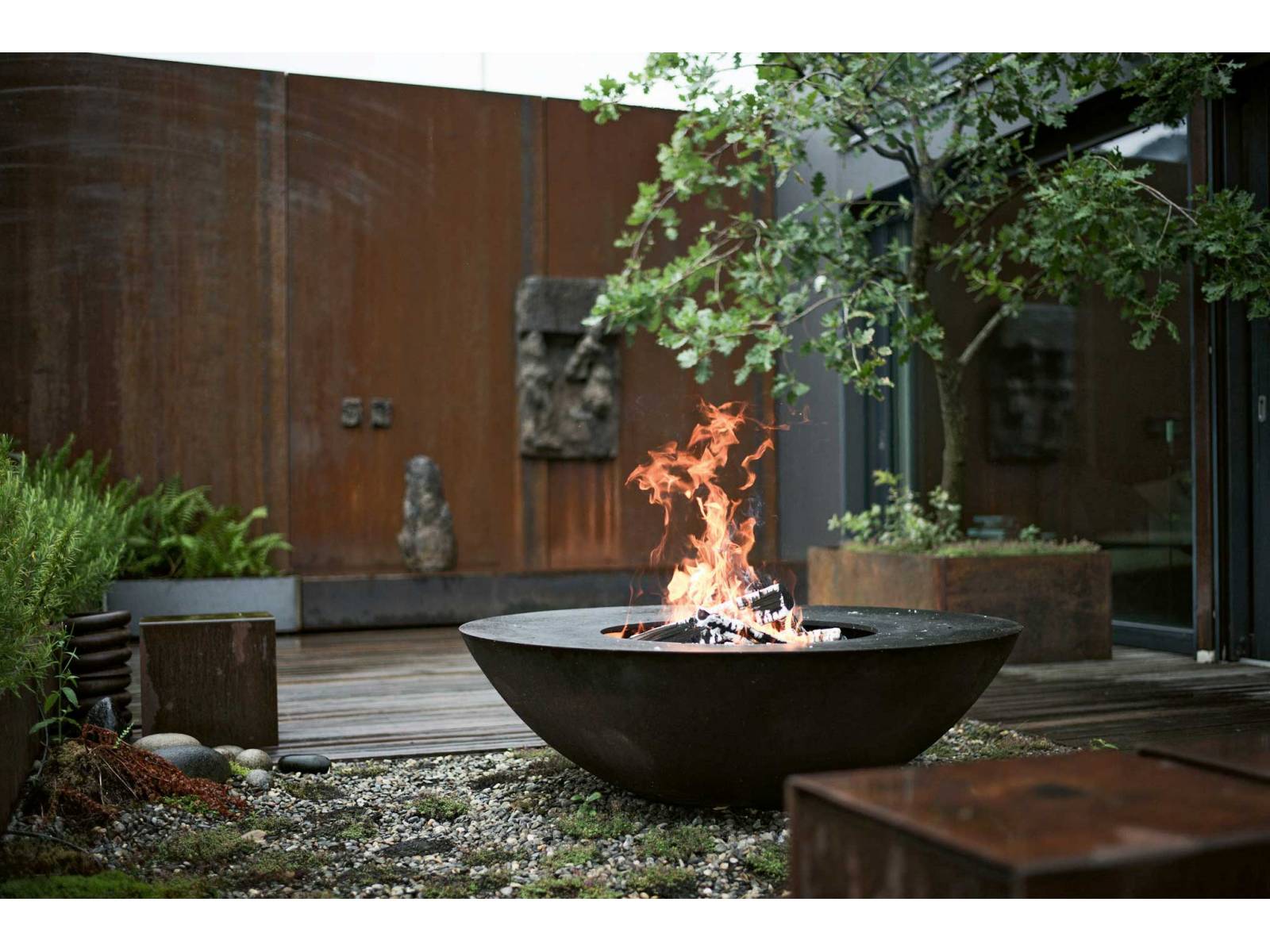 Für Andreas Reichlin, dem Stahlplastiker und Erfinder des Feuerrings, ist es entscheidend, bei der Gartengestaltung die richtige Dimension zu wählen, damit der Feuerring seine maximale Wirkung entfalten kann und der gesamte Raum harmonisch und ausgewogen wirkt. Im Bild: «Luna 40». Foto: Andreas Reichlin. FEUERRING.
