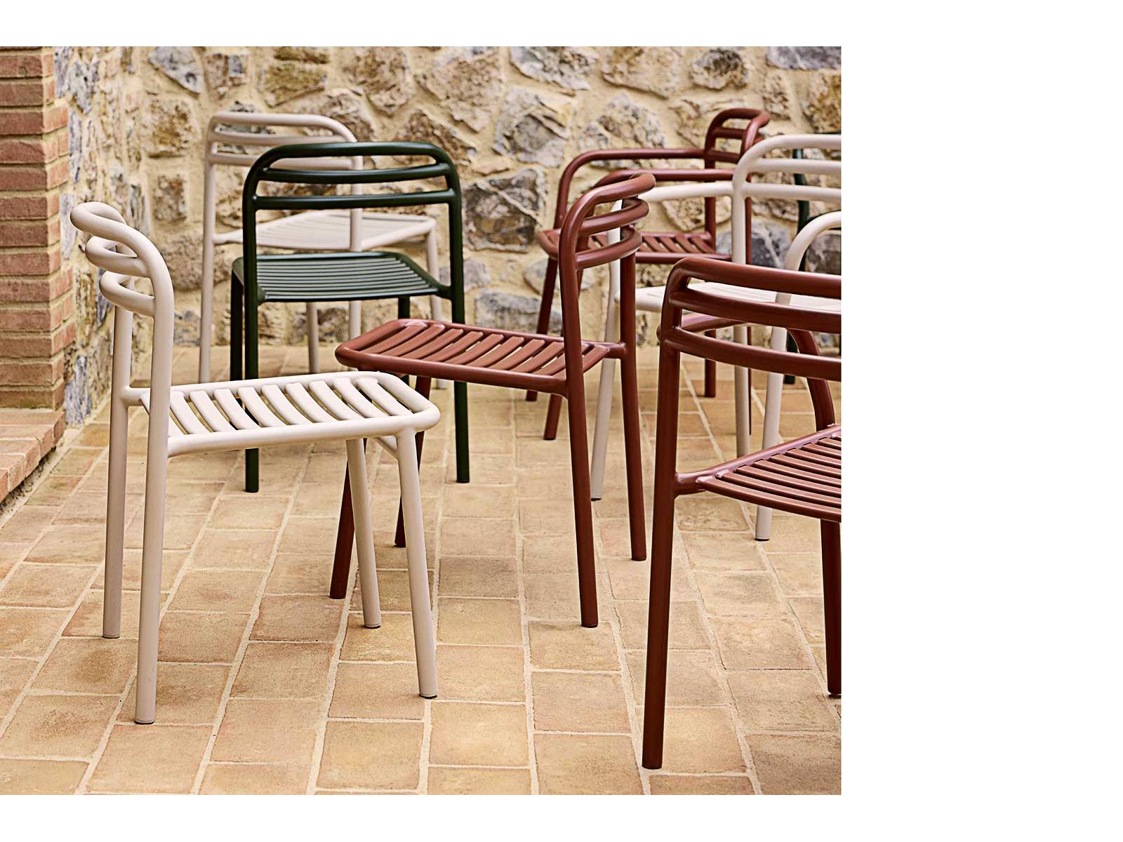 Für «Bliss» haben Foersom & Hiort-Lorenzen MDD skandinavische Kühle mit mediterraner Siesta gekreuzt. Das Ergebnis ist ein elegantes Aluminium-Leichtgewicht, das zeigt: Minimalismus kann auch maximal bequem sein. Cane-line.
