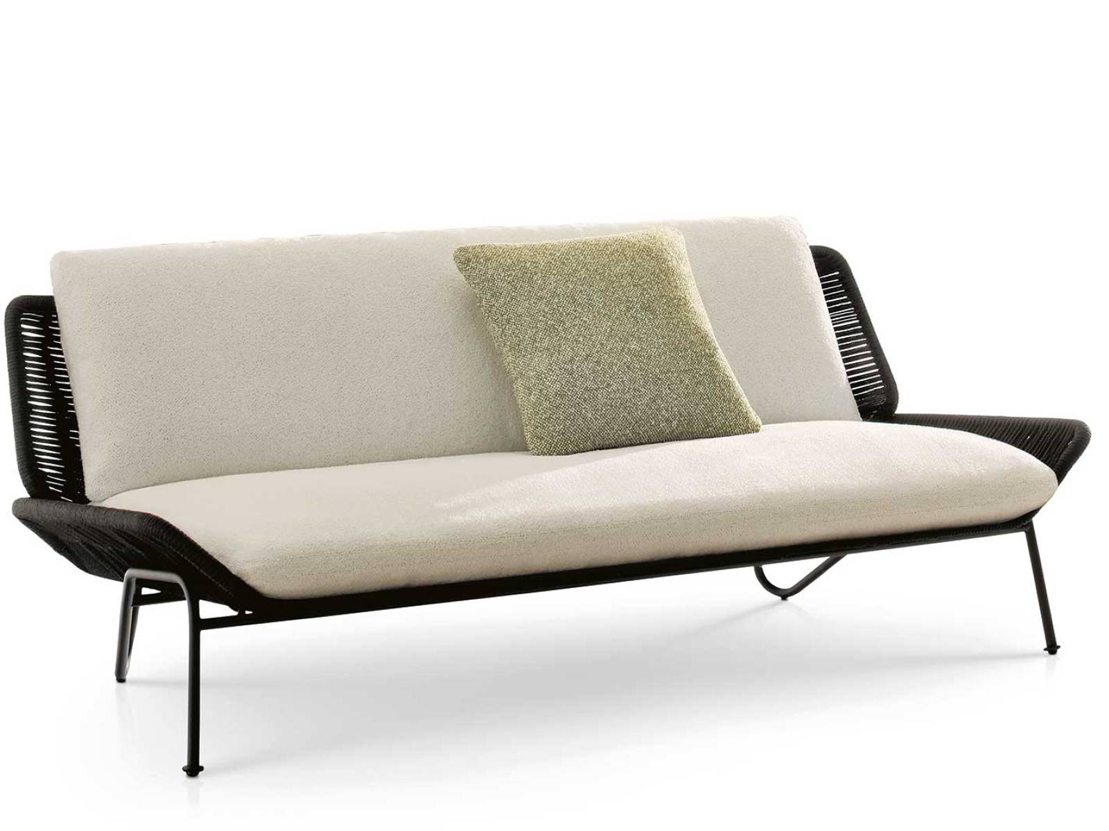 Im eleganten Stil der Outdoor-Möbel der 70er-Jahre nimmt «Emmi Cord Outdoor» von Hannes Peer selbstbewusst, aber unaufdringlich Raum ein. Über der schlanken Metallstruktur spannt sich ein Seilgeflecht, das die Silhouette strafft und dem Sitzmöbel Leichtigkeit verleiht. MINOTTI.