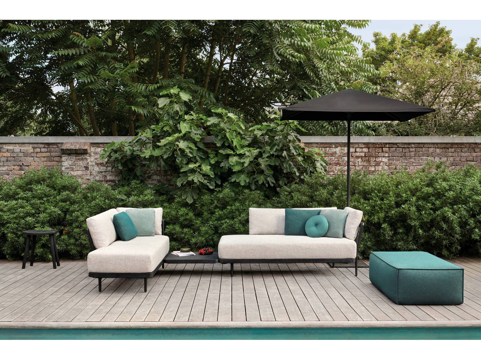 Für das Loungekonzept Flex ging das belgische Unternehmen eine Liaison mit dem Mailänder Designstudio Metrica ein. Bei den zwölf Sitz-, Tisch- und Hockerelementen trifft behagliches Teakholz auf kühles Aluminium und sorgt für einen unverkennbaren Look, der Tradition mit nostalgischer Anmutung und modernen Einflüssen kombiniert. Manutti.