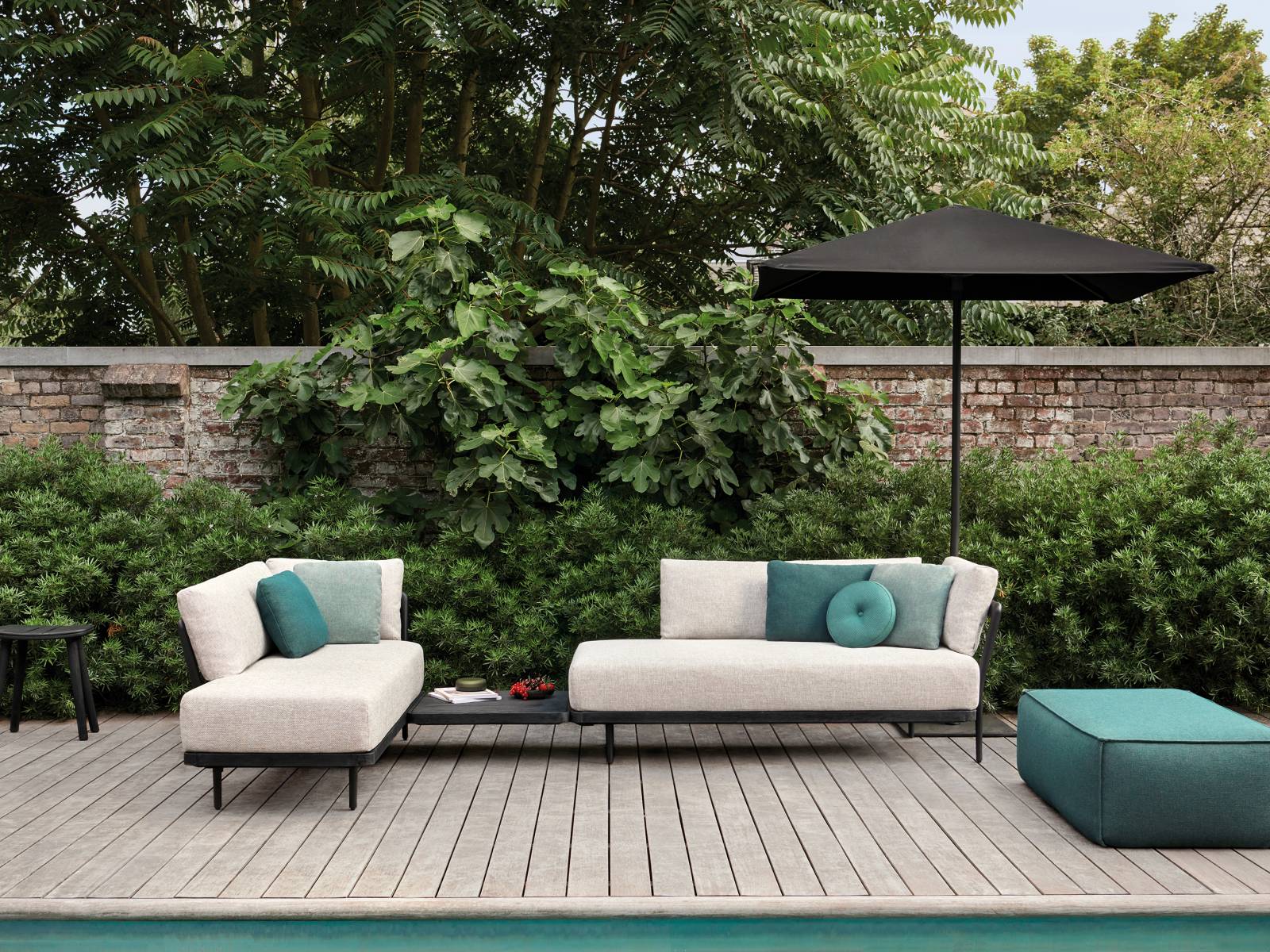 Für das Loungekonzept Flex ging das belgische Unternehmen eine Liaison mit dem Mailänder Designstudio Metrica ein. Bei den zwölf Sitz-, Tisch- und Hockerelementen trifft behagliches Teakholz auf kühles Aluminium und sorgt für einen unverkennbaren Look, der Tradition mit nostalgischer Anmutung und modernen Einflüssen kombiniert. Manutti.