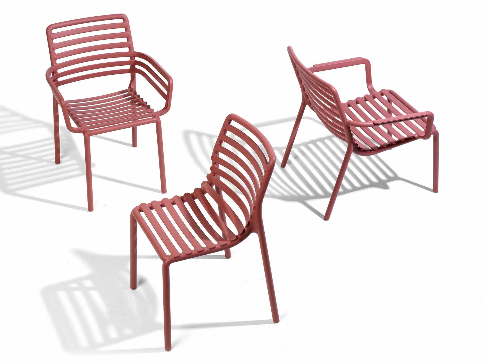 Die Gartenmöbel der Kollektion «Doga» bestehen aus glasfaserverstärktem Kunststoff, was sie leicht und ergonomisch macht. Ausserdem sind die farbenfrohen Stühle, die Designer Raffaello Galiotto für die italienische Marke Nardi entwarf, stapelbar, leicht zu desinfizieren und vollständig recycelbar. HUNN.