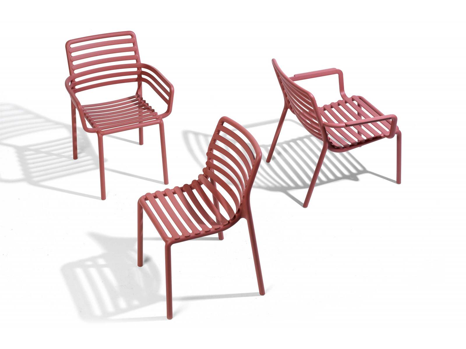 Die Gartenmöbel der Kollektion «Doga» bestehen aus glasfaserverstärktem Kunststoff, was sie leicht und ergonomisch macht. Ausserdem sind die farbenfrohen Stühle, die Designer Raffaello Galiotto für die italienische Marke Nardi entwarf, stapelbar, leicht zu desinfizieren und vollständig recycelbar. HUNN.