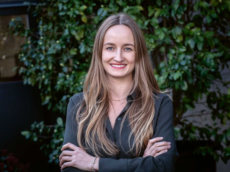 Sarah Hauser ist Geschäftsführerin von Hauser Design. Als Landschaftsarchitektin ist sie spezialisiert auf individuelle Gartenausstattungen und -planungen. In einer ehemaligen Maschinenfabrik in Freienbach stellt das Unternehmen, das zur Hauser Holding gehört, auf über 2700 Quadratmetern Gartenmöbel in stilvollem Ambiente aus.
