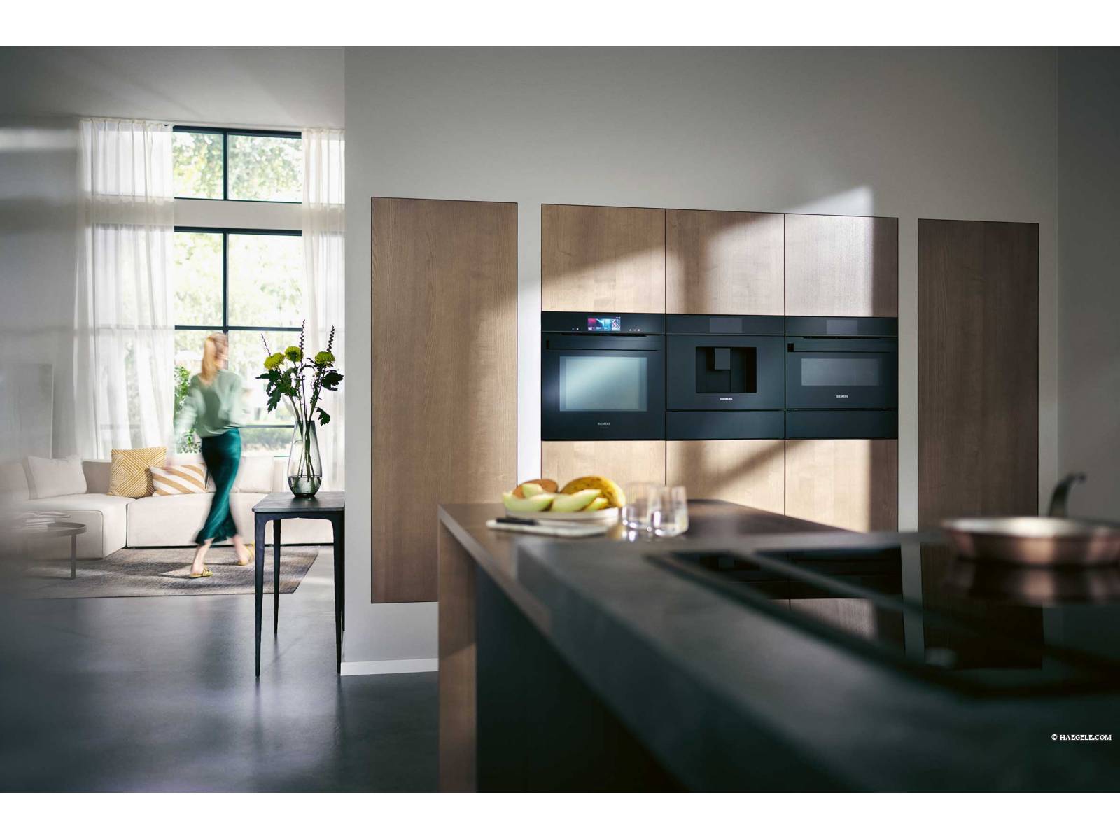 Bei der Backofen-Generation «iQ700» dreht sich alles um intelligente Sensoren und elegantes Design. So ist der Griff aus dem gleichen Material wie der Backofen selbst und verschwindet daher optisch. Features wie eine Kamera, ein integriertes Thermometer, ein Backsensor oder die Dampfgaren Plus Funktion erleichtern das Kochen. SIEMENS BSH GROUP.