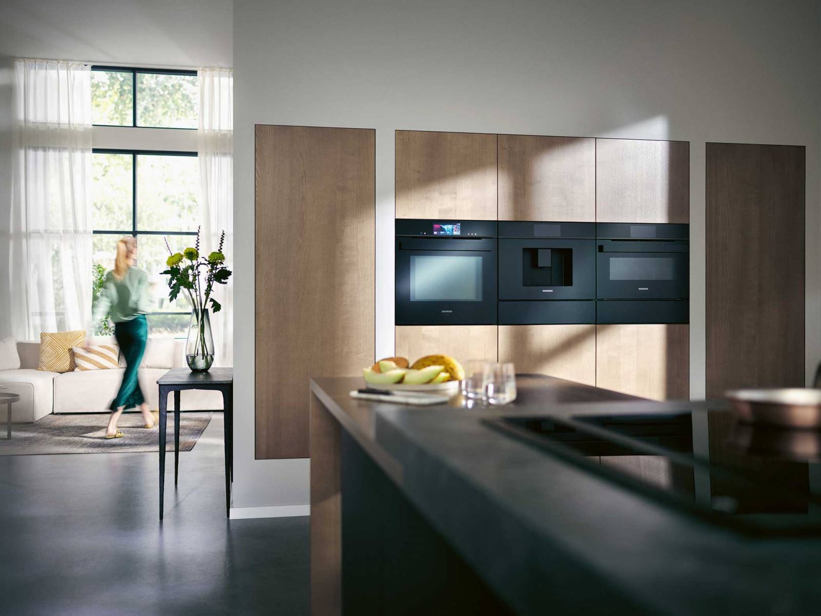 Bei der Backofen-Generation «iQ700» dreht sich alles um intelligente Sensoren und elegantes Design. So ist der Griff aus dem gleichen Material wie der Backofen selbst und verschwindet daher optisch. Features wie eine Kamera, ein integriertes Thermometer, ein Backsensor oder die Dampfgaren Plus Funktion erleichtern das Kochen. SIEMENS BSH GROUP.