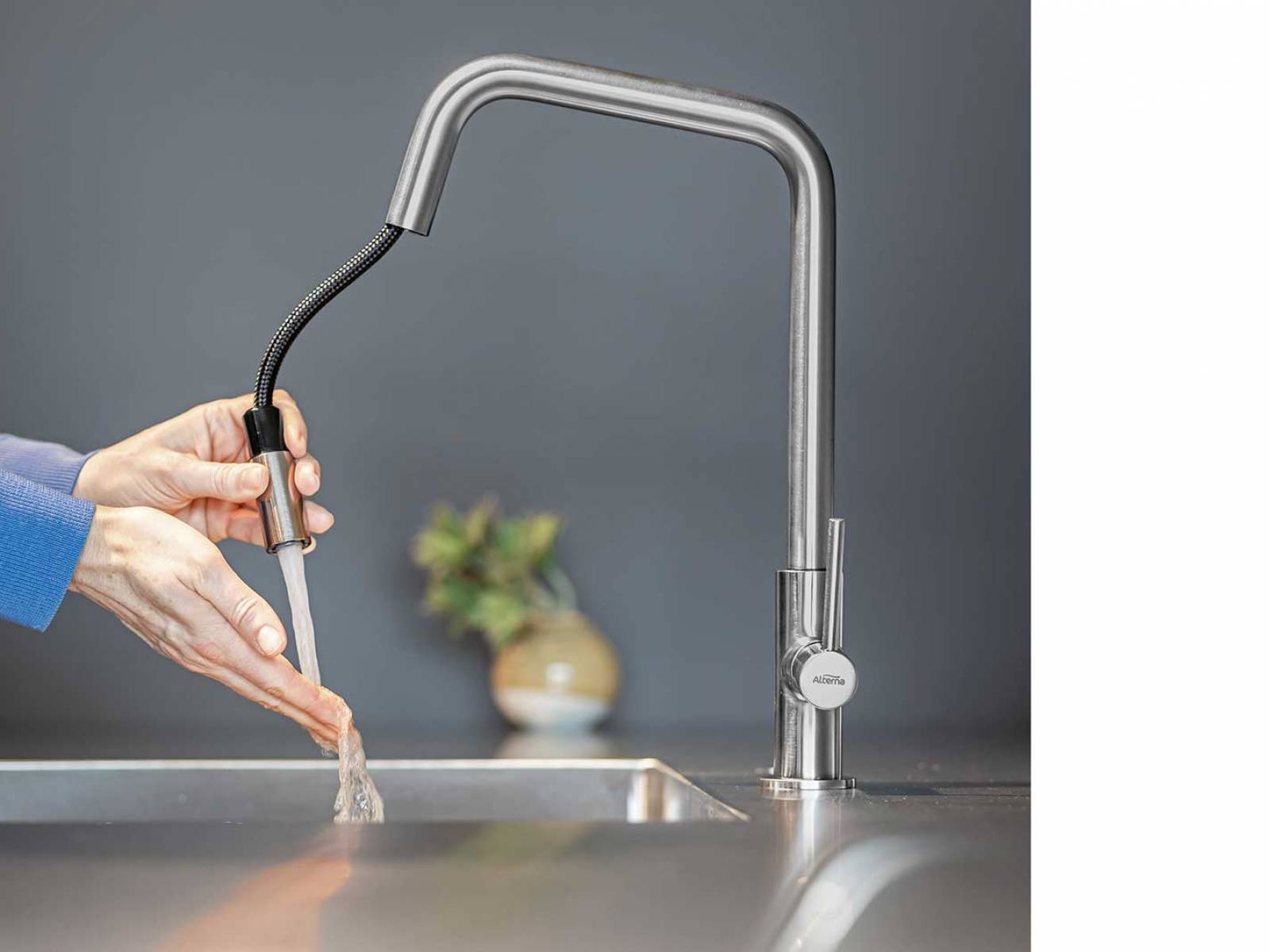 «Alterna amaris» ist ein attraktiver Küchenmischer, der in Varianten mit und ohne Zugauslauf erhältlich ist. Mit seinem ansprechenden Design und der idealen Höhe für das Befüllen grosser Töpfe vereint er Funktionalität und Eleganz. In Chrom, Edelstahloptik oder ­mattem Schwarz erhältlich. SANITAS TROSCH.