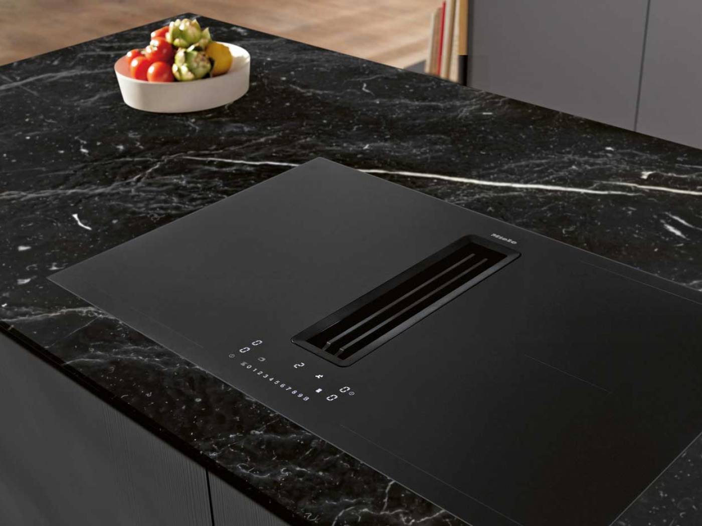 Schwarz ist das neue Weiss und aus dem Küchendesign nicht mehr wegzudenken. Nun gibt es eine neue Einbau­geräteserie in elegantem Mattschwarz, die auch das Induktionskochfeld «TwoInOne» mit dem integrierten Dunstabzug umfasst. MIELE.