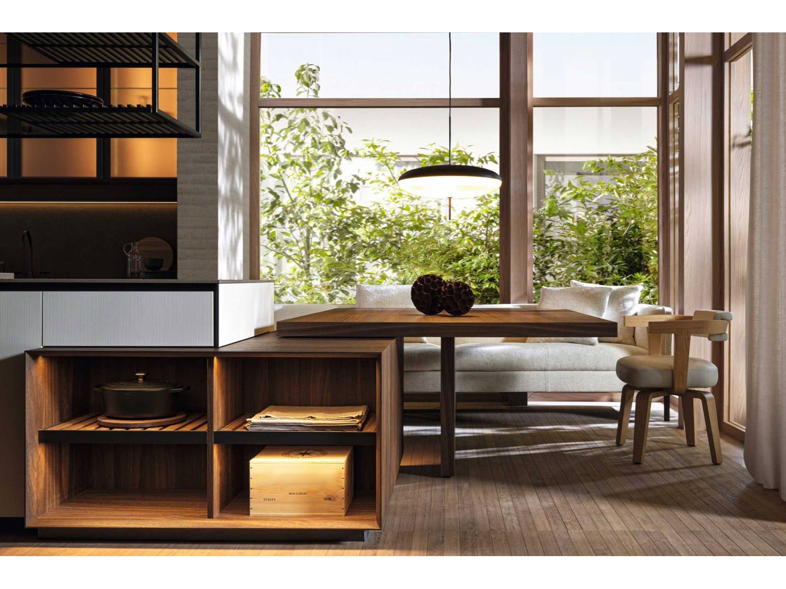 «Kitchen Box» heissen die Elemente, die der Designer Vincent Van Duysen entworfen hat, um zusätzlichen Stauraum in der Küche zu schaffen. Sie sind aus Holz gefertigt, die Einlegeböden gibt es aus Glas, Keramik, Lamellen oder Holz. Die Elemente der «Kitchen Box» können in verschiedene Küchenlinien des Unternehmens integriert werden. MOLTENI.