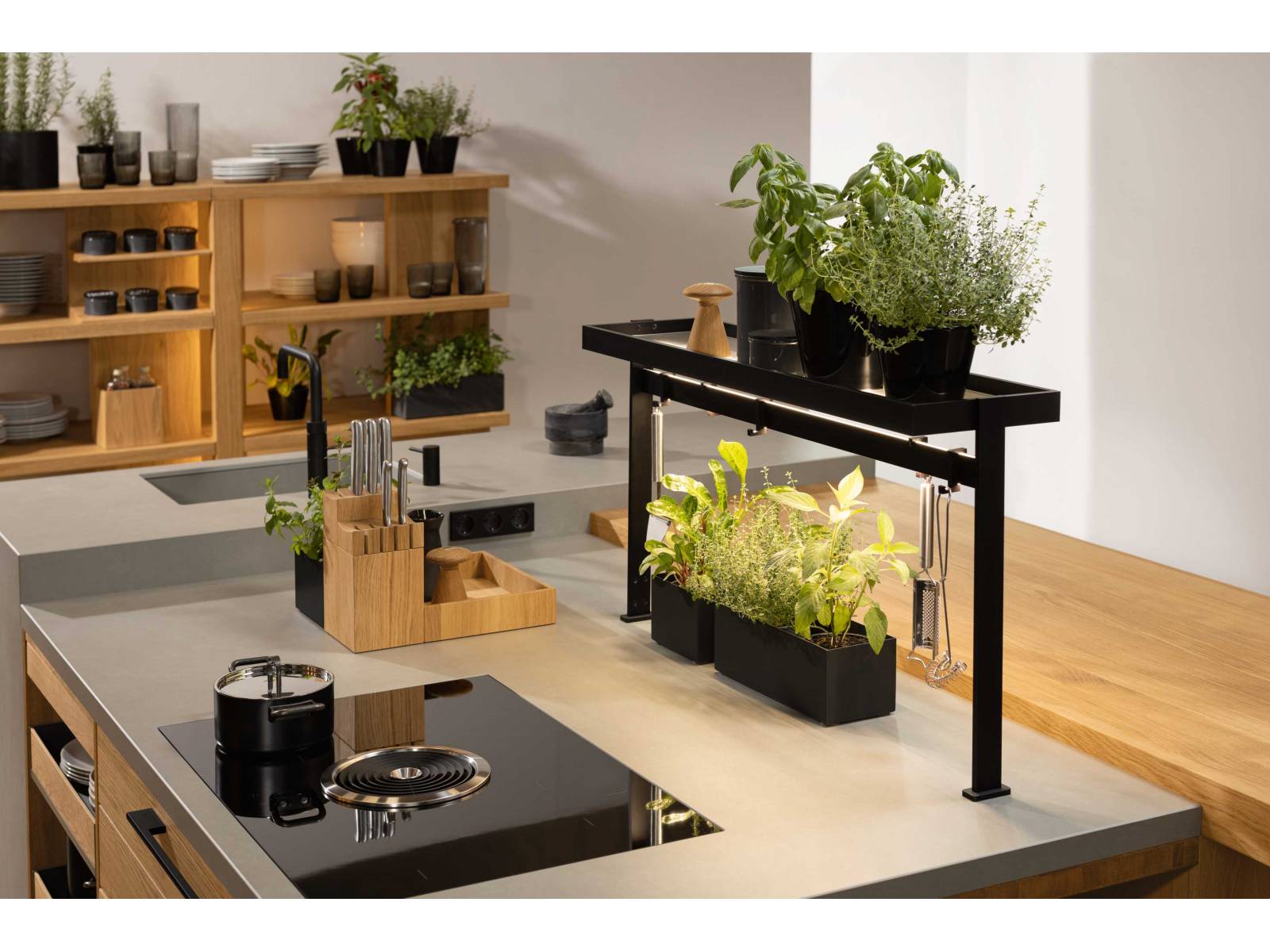 Die neue «Echt.Zeit»-Küche interpretiert den Industrial Style auf ganz eigene Weise und vereint modern verarbeitetes Naturholz mit cleveren Funktionen. Die Kücheninsel zum Beispiel verfügt über drei ergonomisch angeordnete Arbeitsbereiche und ist rundum zugänglich, was das gemeinsame Kochen zum Happening macht. Design: Sebastian Desch. TEAM7.