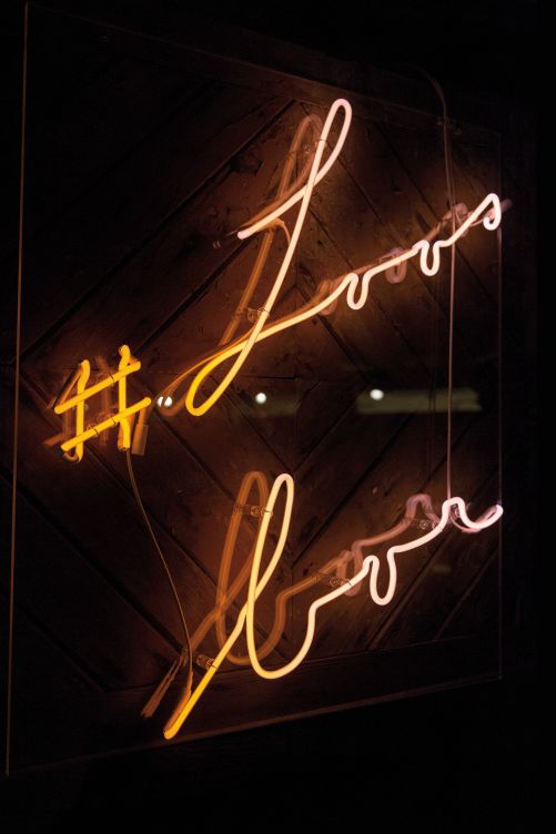 Die Studenten der Genfer Hochschule für Kunst und Design präsentierten einen auf das Wesentliche reduzierten Nachbau der berühmten Loosbar in Wien. Die Installation beschäftigte sich mit dem Verhältnis von Original und Kopie, Bild und Realität. Haute école d’art et de design (HEAD), Genf.