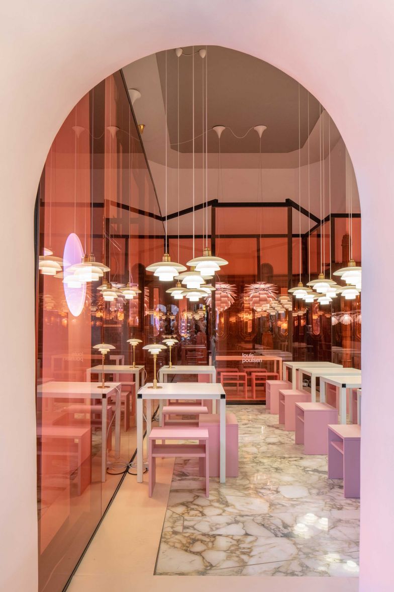 Unweit des Doms tauchte Louis Poulsen in die Räumlichkeiten der historischen Pasticceria Taveggia in Rosatöne, um zwei moderne Versionen der Leuchte «PH» im Farbton «Pale Rose» vorzustellen. Zu rosa Süssigkeiten gab es Franciacorta – natürlich einen Rosé. louispoulsen.com