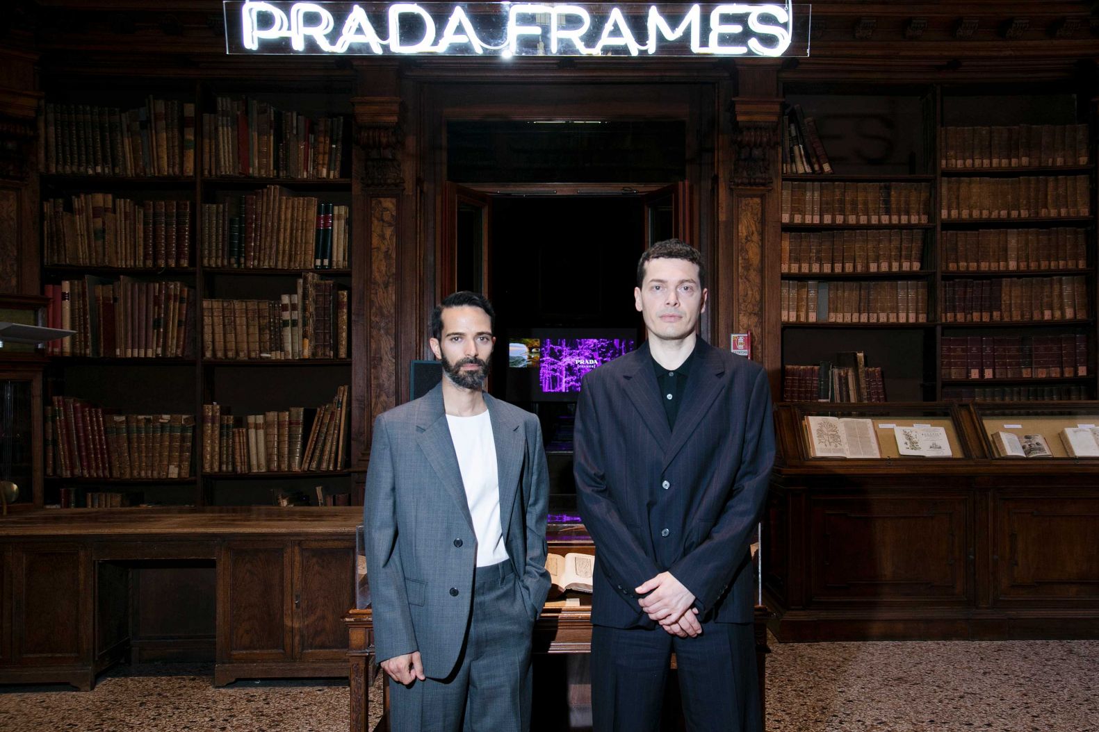 Prada Frames ist ein multidisziplinäres Symposium, das sich mit der komplexen Beziehung zwischen der natürlichen Umwelt und dem Design befasst. Die erste Ausgabe geht vom Ökosystem des Waldes und den Logiken aus, die heute die Holzindustrie bestimmen, und weitet diesen Gedanken auf die Rolle von Design und Wissenschaft als Agenten des Wandels aus. Kuratiert wurde das Symposium, das in der Nationalbibliothek Braidense in Mailand zu Gast war, von Formafantasma. Foto: Formafantasma. prada.com