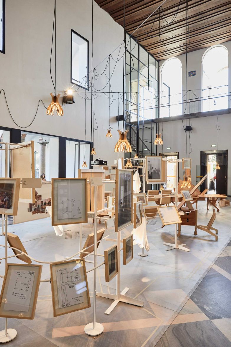 Die Ausstellung «Perpetuum Mobile», die vom American Hardwood Export Council ermöglicht wurde, bot einen aussergewöhnlichen Einblick in die kreative Vision des katalanischen Architekten Enric Miralles. Bei den Vorbereitungen entdeckte man ein Skizzenbuch mit einem Möbelentwurf, der zum ersten Mal verwirklicht werden konnte. Foto: Petr Krejci. americanhardwood.org