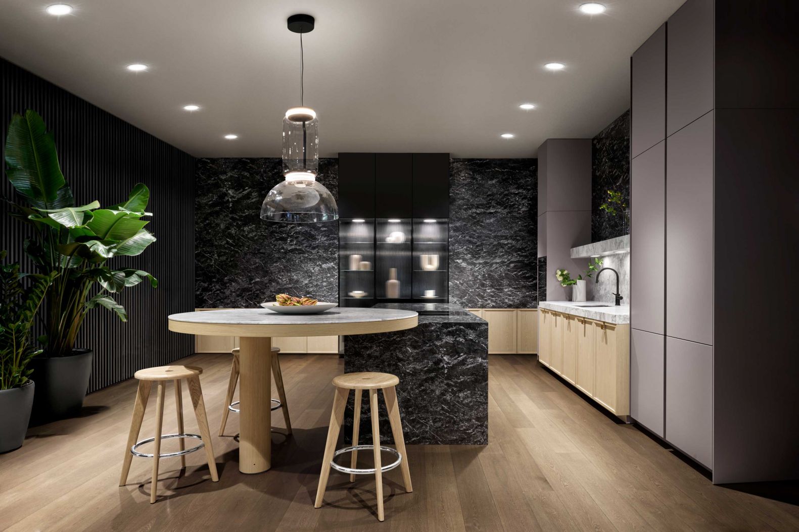 Siematic beschäftigte sich mit dem Thema Luxus und dessen Wandel und präsentierte die beeindruckend schöne Stilwelt «Mondial» im Showroom an der Porta Nuova. «Mondial» will mit visionärer Designsprache die Schlichtheit geometrischer Formen mit der Opulenz ausdrucksstarker Materialien zu einem Erlebnis verbinden, bei dem alle menschlichen Sinne angesprochen werden. siematic.com