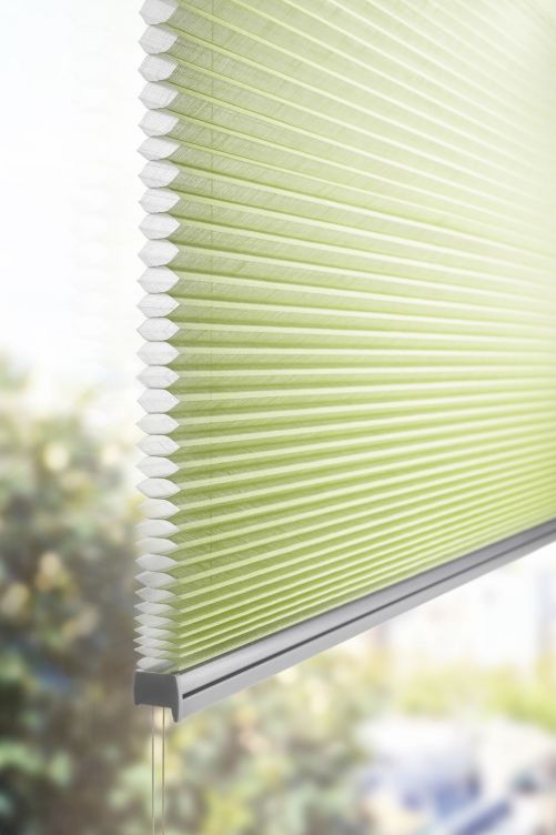 Das Wabenplissee schützt mit seinem Luftpolster vor Sonnenlicht, aggressiver Hitzeeinstrahlung, schädlichen UV-Strahlen und reduziert die Wärmeaufnahme am Fenster.