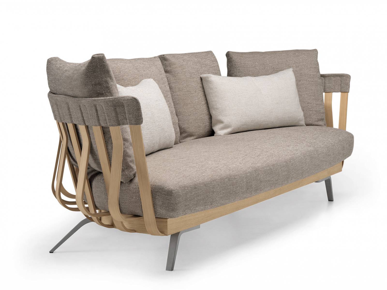 Die Konstruktion eines Schiffsrumpfes war Inspiration für das originelle Sofa und verleitete die Designer des Schweizer Büros Atelier OÏ zu dem wohlklingenden Namen «E la nave va». Der Rahmen des Sitzmöbels ist aus einem System sichtbarer Lamellen konstruiert: elastischen Rippen, an zwei Holzschienen befestigt und von Aluminiumfüssen getragen, stützen die Kissen. Alias.