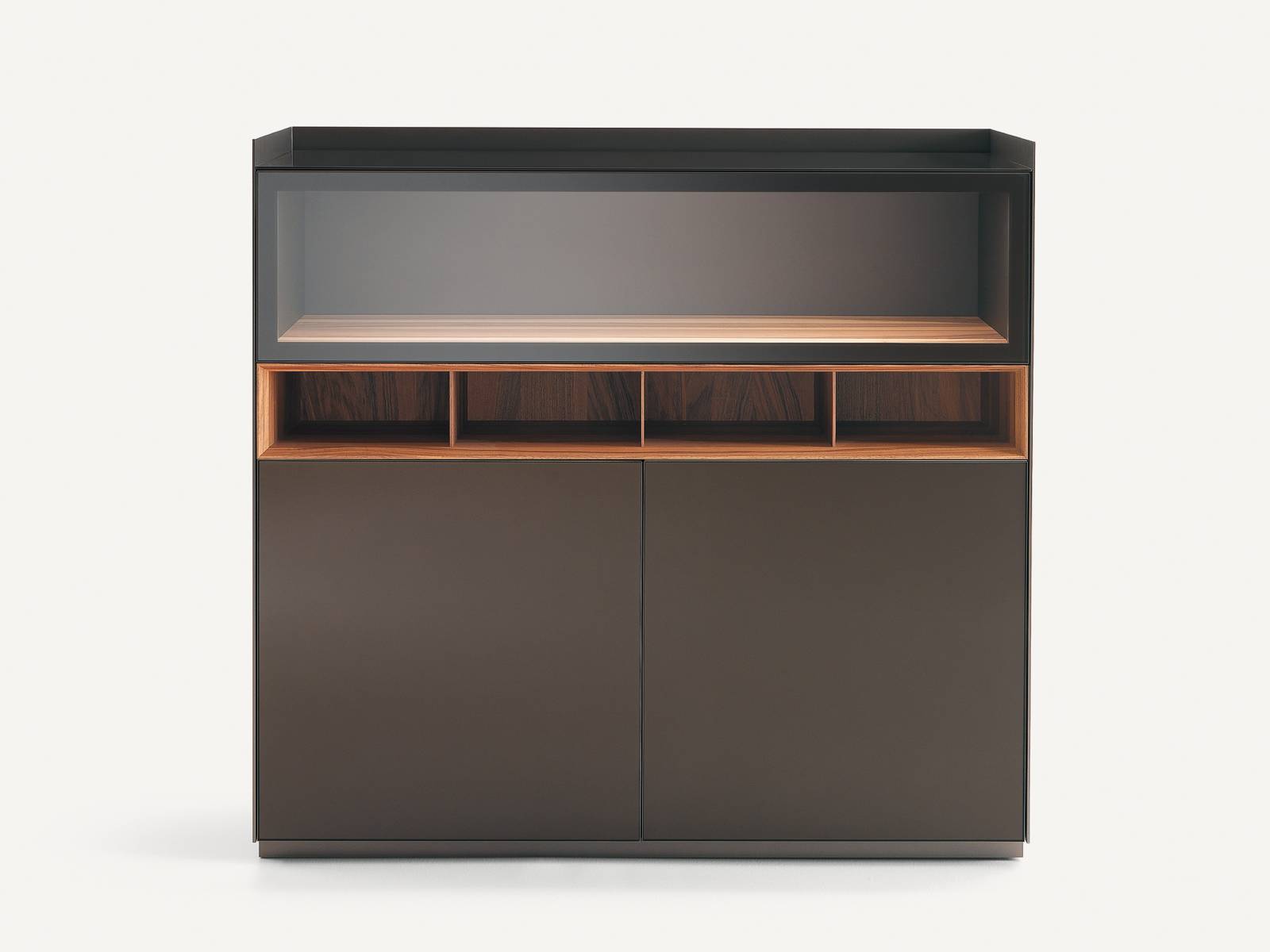 «Self» ist wohl eine der elegantesten Lösung, geliebte und ungeliebte Dinge zu verstauen. Am Salone wurde die edle Kollektion um eine horizontal ausgerichtete Kommode erweitert. Aluminiumprofile verbergen den Schliessmchanismus und machen die Klapptür aus gehärtetem Glas möglich. Ausgekleidet mit Nussbaum, Kunstleder oder lackiertem Glas. Rimadesio.