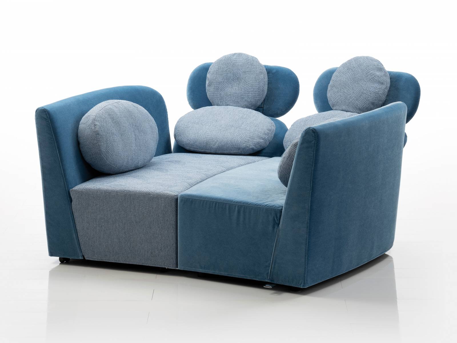 «Floret glory» ist ein wahrer Verwandlungskünstler, der sich den jeweiligen Wünschen seines Besitzers anpasst. Das Sofa überzeugt mit Armlehnen, die zu Rückenlehnen werden und sich aufklappen sowie abwickeln lassen. Brühl.