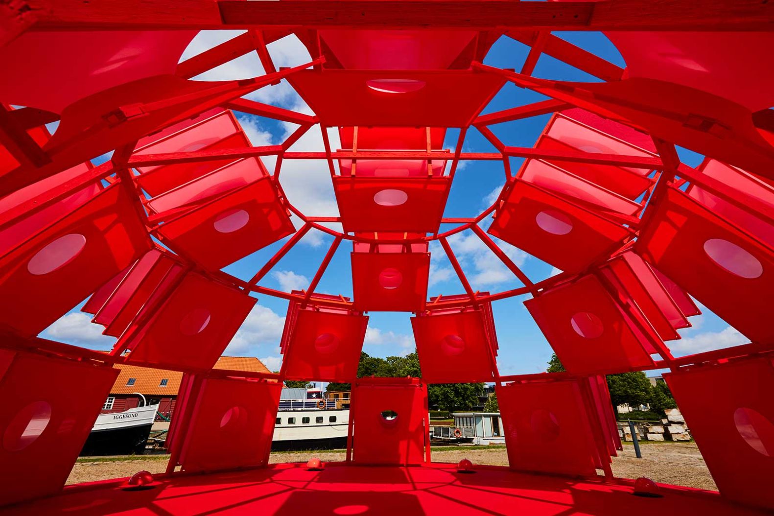 Dem dänischen Leuchtenhersteller Louis Poulsen ­gelang ein Auftritt, der die Besuchenden bereits vor dem Betreten des Showrooms faszinierte: Mit dem «Circle Dome Square» schuf der Designer und ­Künstler Henrik Vibskov eine immersive Textil-Installation, inspiriert von Verner Pantons «Panthella»-Leuchte aus dem Jahr 1971. Neu interpretiert als surrealer Raum aus Licht, Farbe und Form, spielte das Werk mit Anklängen an alte Kameras und rückte die Leuchte eindrucksvoll ins Zentrum. louispoulsen.com