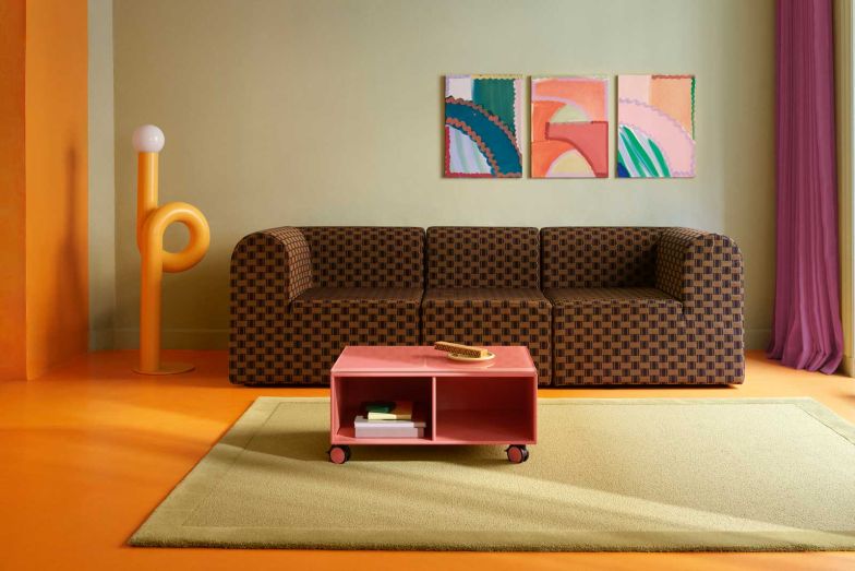 «Paradigm» erweitert das Portfolio der dänischen Marke, bekannt für modulare Stauraummöbel, erstmals um eine weiche und flexible Komponente. Das 1969 von Erik Rasmussen entworfene Sofa zeigt skulpturale Klarheit und hohe Anpassungsfähigkeit dank konfigurierbarer Module, abnehmbarer Bezüge und austauschbarer Teile. montanafurniture.com