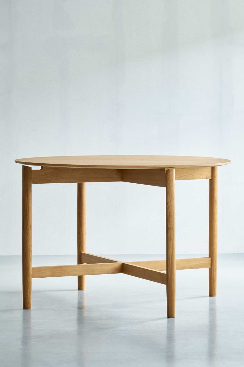 Ein bewusster Abstand zwischen Tischplatte und Beinen prägt den markanten Winkel, der dem Design von Anna Karnov & Clara Mahler seinen Namen gibt und seine Leichtigkeit betont: «Angle» wird in Dänemark aus massiver Eiche handgefertigt und vereint Präzision mit klassischer Tischlerkunst. duusmoeller.com