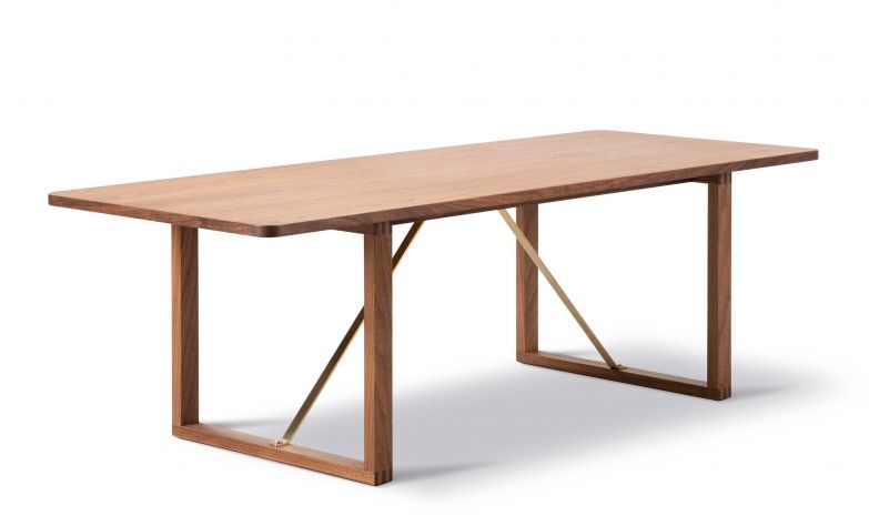 Kein geringerer als der bekannte dänische Möbel-designer Børge Mogensen zeichnet für den 1956 entworfenen «BM67 Coffee Table» verantwortlich, der mit seinem funktional orientierten Aussehen die Schönheit der Materialien in den Mittelpunkt rückt – Holz und Messing. Der Tisch wurde erst in diesem Jahr lanciert und ist in Walnuss- oder Eichenholz erhältlich. Fredericia.