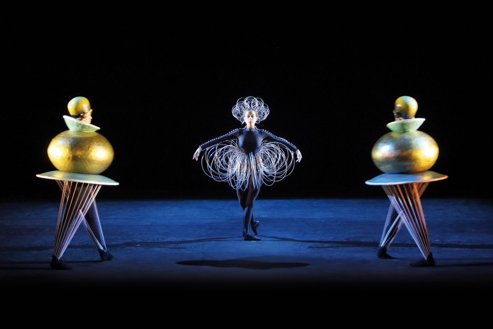 Im Fernsehfilm «Lotte am Bauhaus» staunte die Protagonistin über die ausgefallenen Kostüme, als sie im Schulgebäude in Weimar auf die Tänzer des Triadischen Balletts traf. Das Publikum der Eröffnungsfeierlichkeiten zum Jubiläumsjahr in Berlin war nicht minder begeistert.