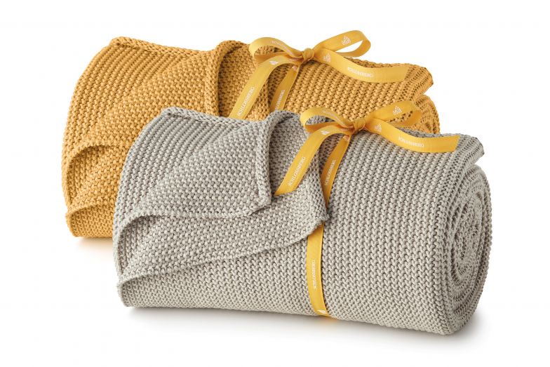 «Nap» ist eine Tagesdecke, die im Perlmuster gestrickt ist. Dank des Baumwoll-Mischgewebes ist das Plaid nicht nur pflegeleicht, sondern auch angenehm weich. Ein stilvoller Akzent fürs Schlafzimmer in den Farben Curry und Sand. Schlossberg.
