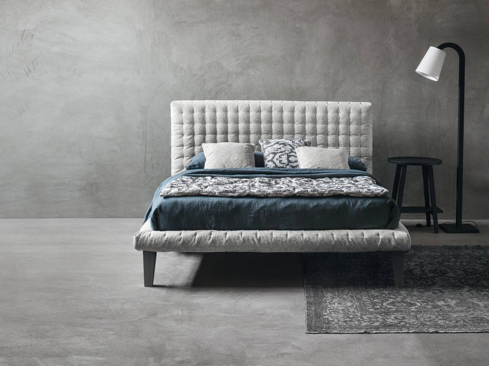Es gibt Betten, die sind nicht nur für’s Schlafen gemacht, sondern auch für’s stundenlange Lesen, Diskutieren und Kuscheln. Wie zum Beispiel «Dot», das neue Bett von Paola Navone, das mit seinem grosszügigen, gesteppten Kopfteil und Bettrahmen auf sich aufmerksam macht. Den Bezug gibt es in zahlreichen Stoffvarianten. Letti & Co.