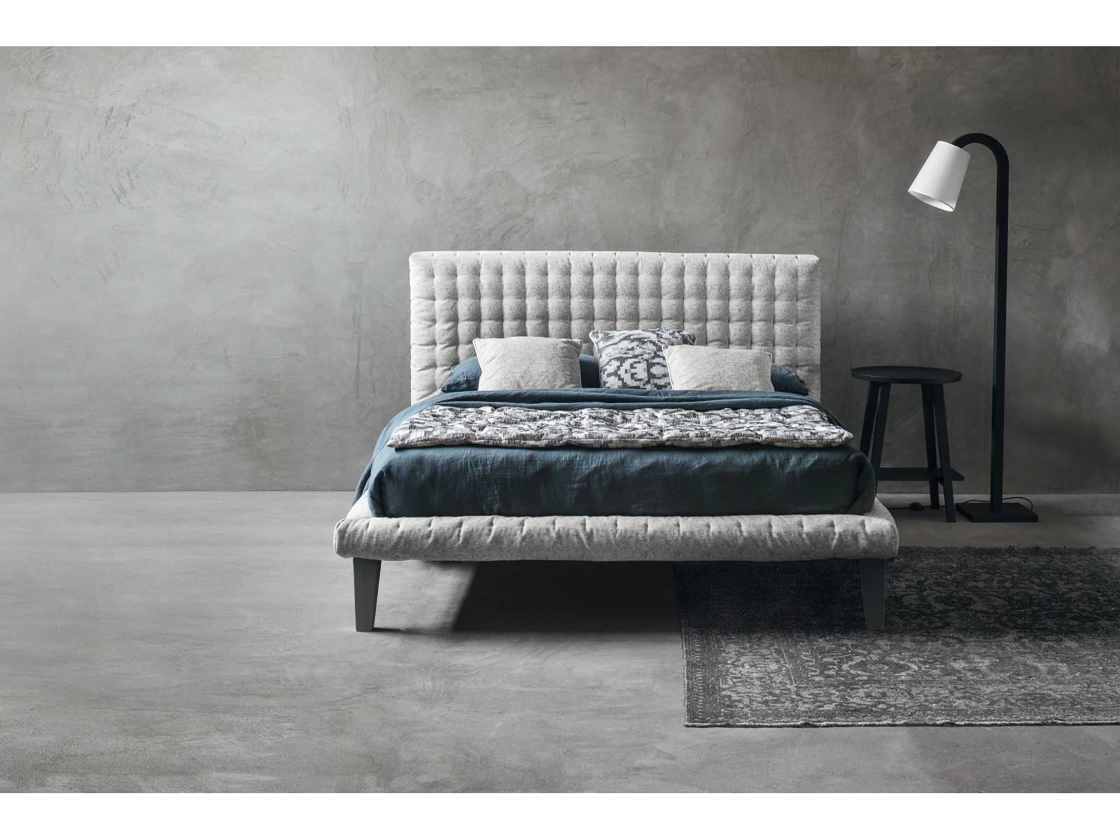 Es gibt Betten, die sind nicht nur für’s Schlafen gemacht, sondern auch für’s stundenlange Lesen, Diskutieren und Kuscheln. Wie zum Beispiel «Dot», das neue Bett von Paola Navone, das mit seinem grosszügigen, gesteppten Kopfteil und Bettrahmen auf sich aufmerksam macht. Den Bezug gibt es in zahlreichen Stoffvarianten. Letti & Co.