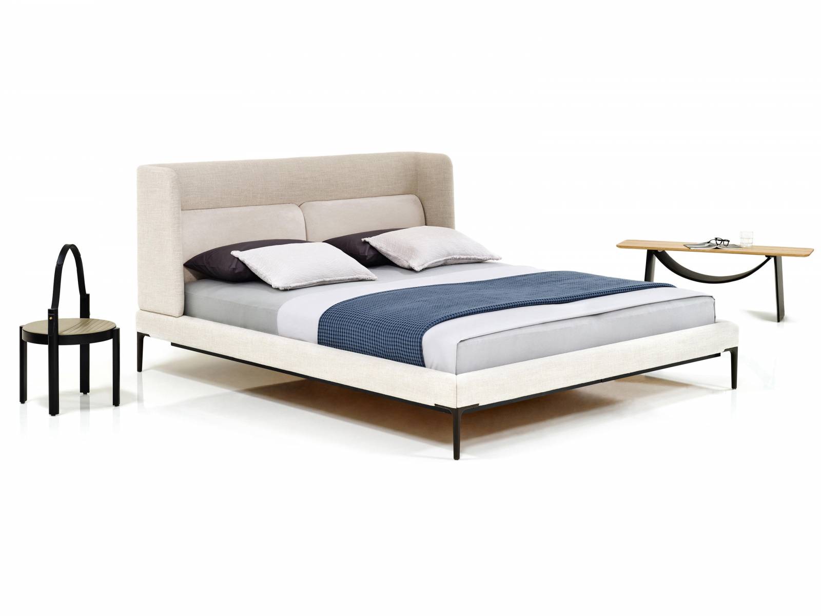 «Joyce Niche Bed» wirkt leicht und beschützend zugleich. Vier elegante Metallfüsse tragen den filigranen Bettrahmen, das Kopfteil sorgt durch die nach innen gebogene Form für Geborgenheit und Gemütlichkeit. Das Bett gibt es auch mit dem zweigeteilten Kopfteil «Cushion». Von Soda Designers. Wittmann.