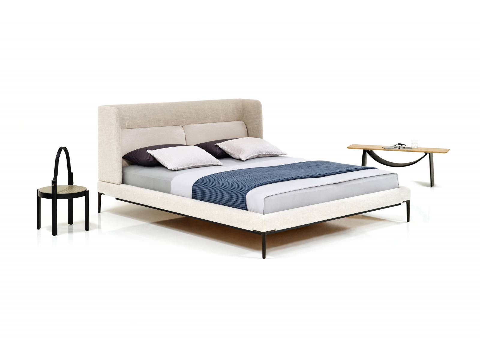 «Joyce Niche Bed» wirkt leicht und beschützend zugleich. Vier elegante Metallfüsse tragen den filigranen Bettrahmen, das Kopfteil sorgt durch die nach innen gebogene Form für Geborgenheit und Gemütlichkeit. Das Bett gibt es auch mit dem zweigeteilten Kopfteil «Cushion». Von Soda Designers. Wittmann.